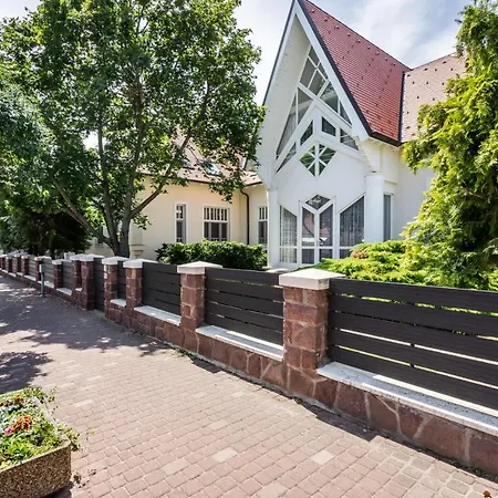 מלון Clariss Balatonalmádi